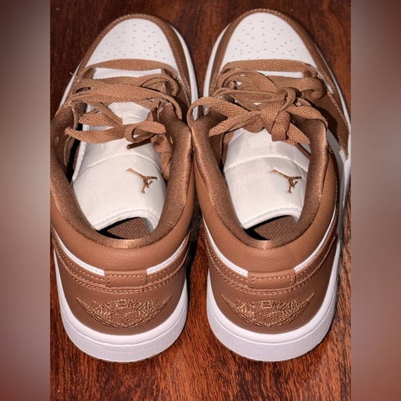 Jordan 1 size 7.5 - Picture 9 of 14